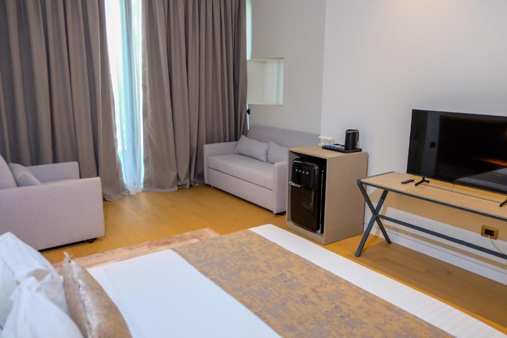 Family Room with Balcony3